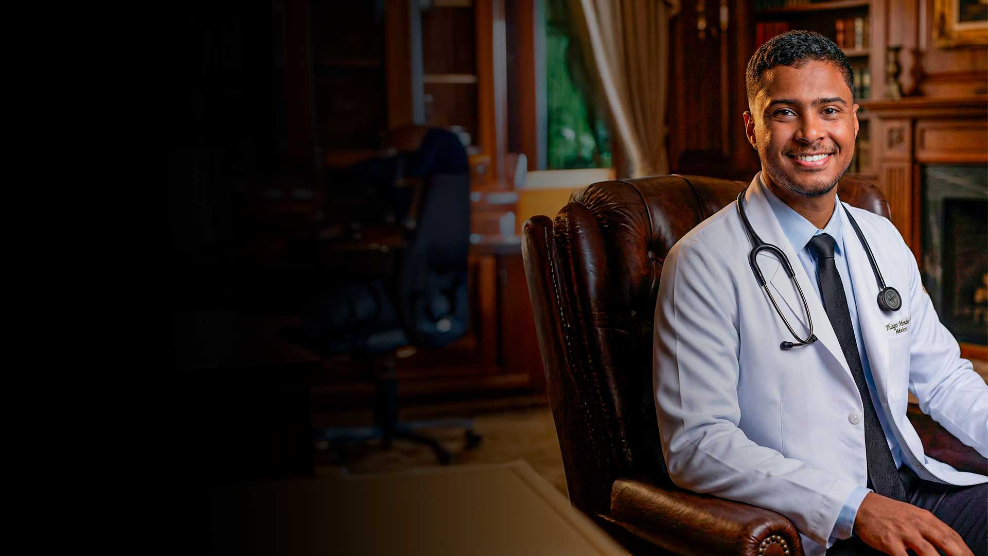 Médico Thiago Mendes em consultório